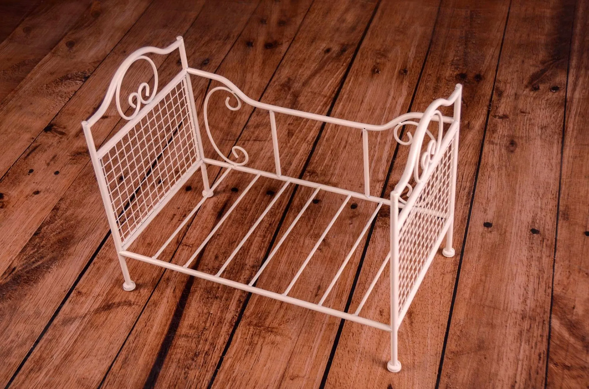 Vintage Bed - White Model 3